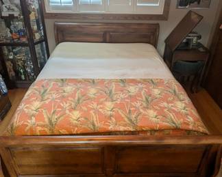 Traditional Queen Sleigh Bed