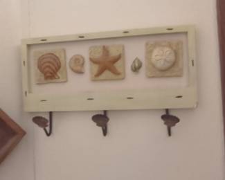 Coastal Theme Wall-Mounted Hook Rack with Seashells and Starfish