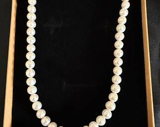Single Strand Cultured Pearl Necklace with 14k Gold Clasp