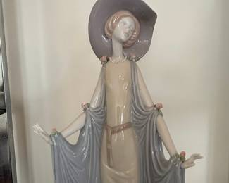 Lladro Porcelain Figurine 'Dama Montecarlo Afternoon Tea' #1428