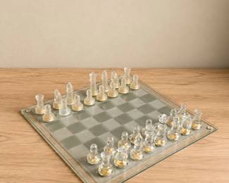 117 VintageFrostedClearGlassChessSet