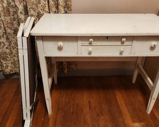 Antique vanity with tri-fold mirror