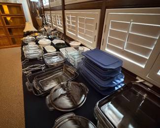 Lots of cookware 