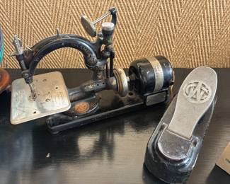 Willcox & Gibbs electric sewing machine w/ cast iron frame and foot pedal