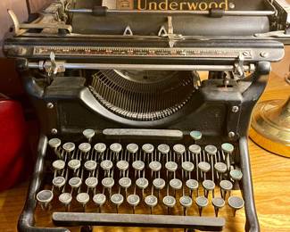 VINTAGE UNDERWOOD TYPEWRITER