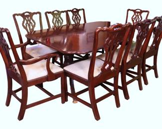 Chippandale Style Diningroom Set With 8 Chairs And Three Leaves