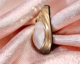 14k Yellow Gold Vintage Mother Of Pearl Pendant