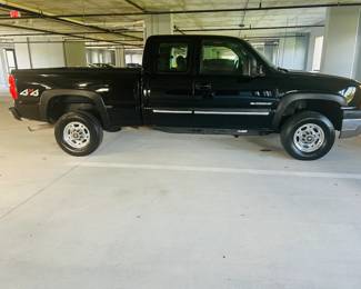 Pic #2 - 2004 Chevy 2500 HD extended cab 4X4 with only 19k miles, clean