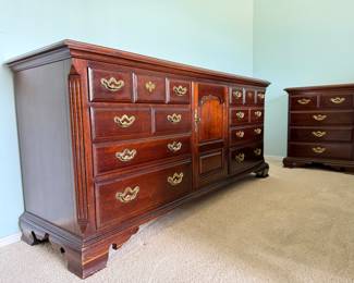 Long Dresser - Thomasville 6-Piece Traditional Bedroom Set