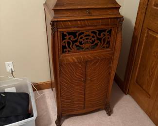 Antique record player from the 1930’s era