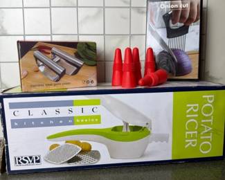 081 kitchentoolspotatoricergarlicpress