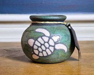 174 bendillerhawaiiturtlemotifgreenpot