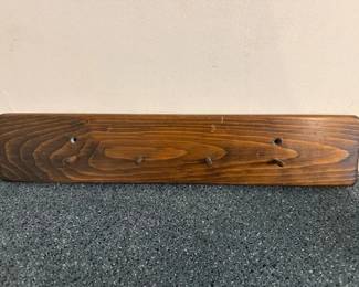 131 woodenwallmountedpegrack