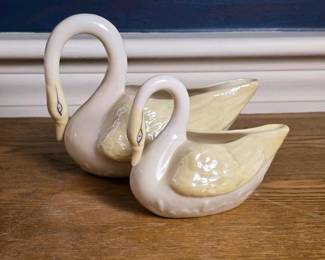 163 pairofbelleekirelandporcelainswanv