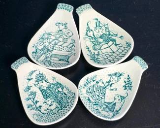 185 porcelainspoonswithfiguraldecornymo