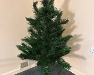 149 artificialchristmastreewithmetalsta