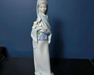 184 lladroporcelaingirlwithflowersfigur