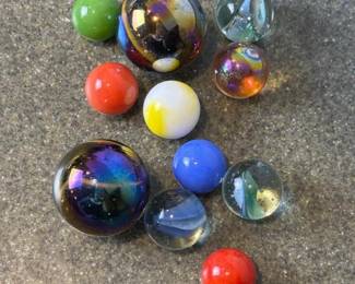 089 assortedglassmarbleswithiridescenta