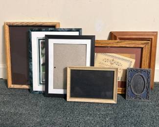 128 assortedpictureframesinmixedstyles