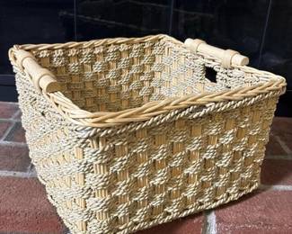 054 wovenbasketwithwoodenhandles