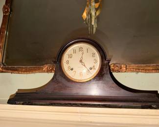 Mantle clock with key