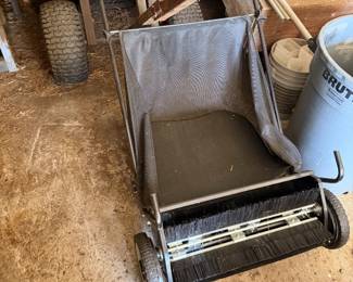 Lawn clipping collector