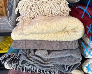 088 assortedknitandwoventhrowblankets