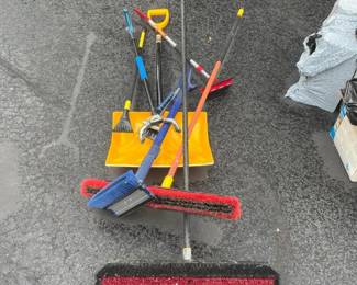 112 assortedsnowshovelspushbroomsscrape