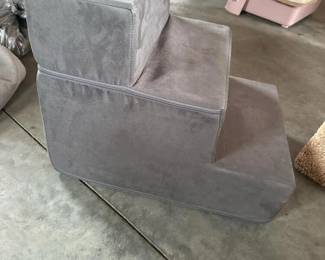 078 friendsforevergrayfoampetstairs