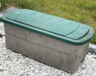 164 rubbermaidoutdoorstorageboxwithasso