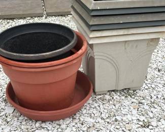 160 assortedplasticgardenplantersandpot