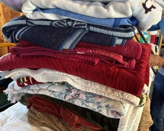 089 assortedfleeceandwoventhrowblankets