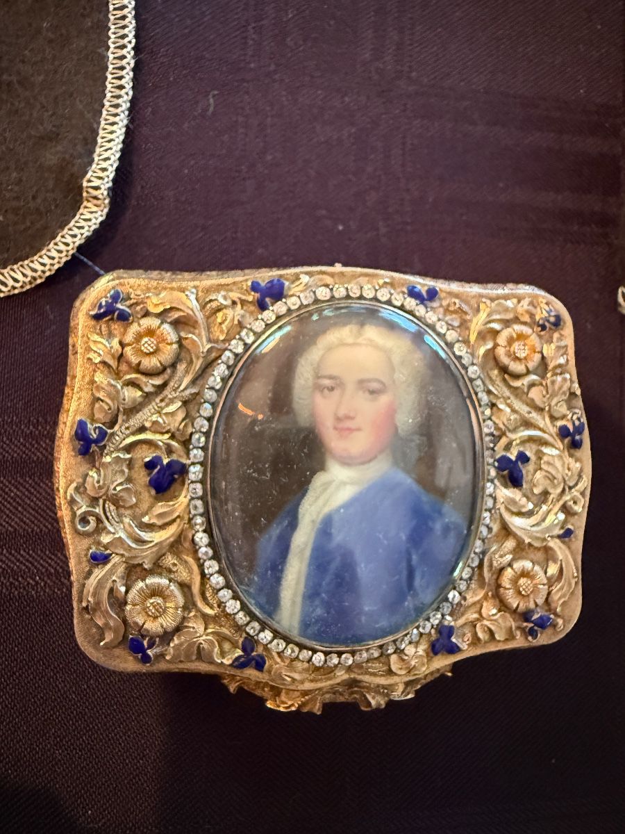 Amazing small gold box, hand painted portrait of a gentleman, surrounded by diamonds