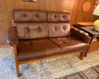 JE Korens loveseat