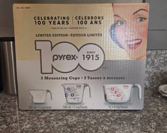 NIB Measuring cups