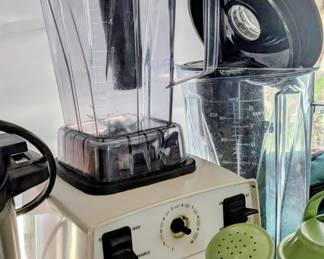 Vitamix with wet and dry container