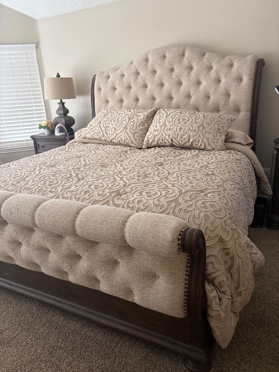 Lysandra King Bed. Beautiful Contemporary Sleigh Bedroom set (other pieces sold separately) 