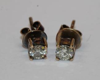 14 KT Diamond STVD earrings with prong round diamonds. Approx. 4.5 mm each approx .3/4 CTW for noth diamonds. earrings are pierced post style and weigh 2.6 grams, makred 585 for 14KT gold.