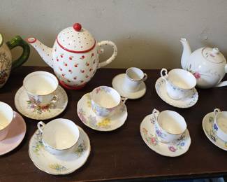 Tea cups & pots gorgeous 