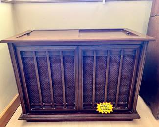 $100 Magnavox Solid State Astro Sonic stereo w/ Record Player (Record Player May Need Some Work)
