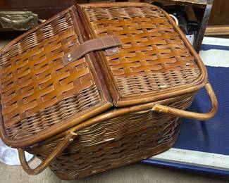 Picnic set with porcelain plates