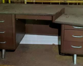 532 - Vintage Metal Desk (Description): 29 x 61 x 36