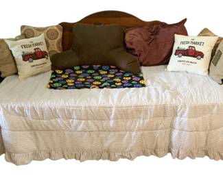 487 - Wood Day Bed w/ bedding - 43 x 85 x 40