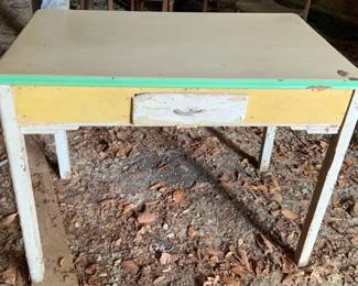 541 - Metal / Wood Table - 31 x 25 x 29.5
