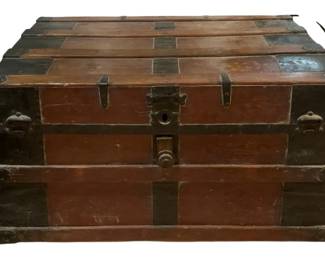 346 - Flat Top Vintage Trunk w/ tray - 23 x 40 x 23