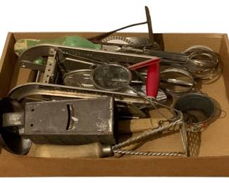 661 - Tray Lot of Assorted Items