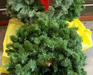 700 - Assorted Wreaths & More