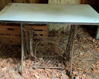 540 - Vintage Metal Top Singer Sewing Stand (Description): 28 x 40 x 25
