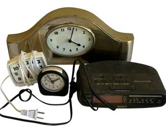 918 - Assorted Clocks (Description): Used as is electric/electronic/mechanical item. No guarantee all components, untested.