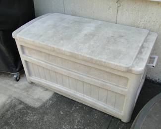 Rubbermaid Storage Container